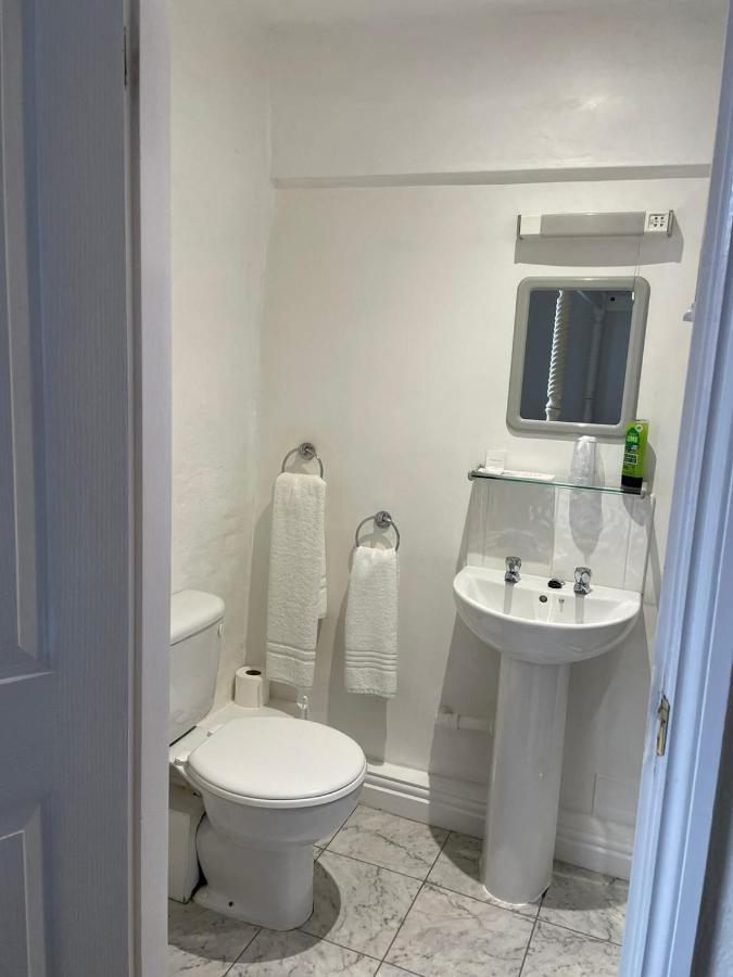 Courtyard Rooms Бриднорт Екстер'єр фото